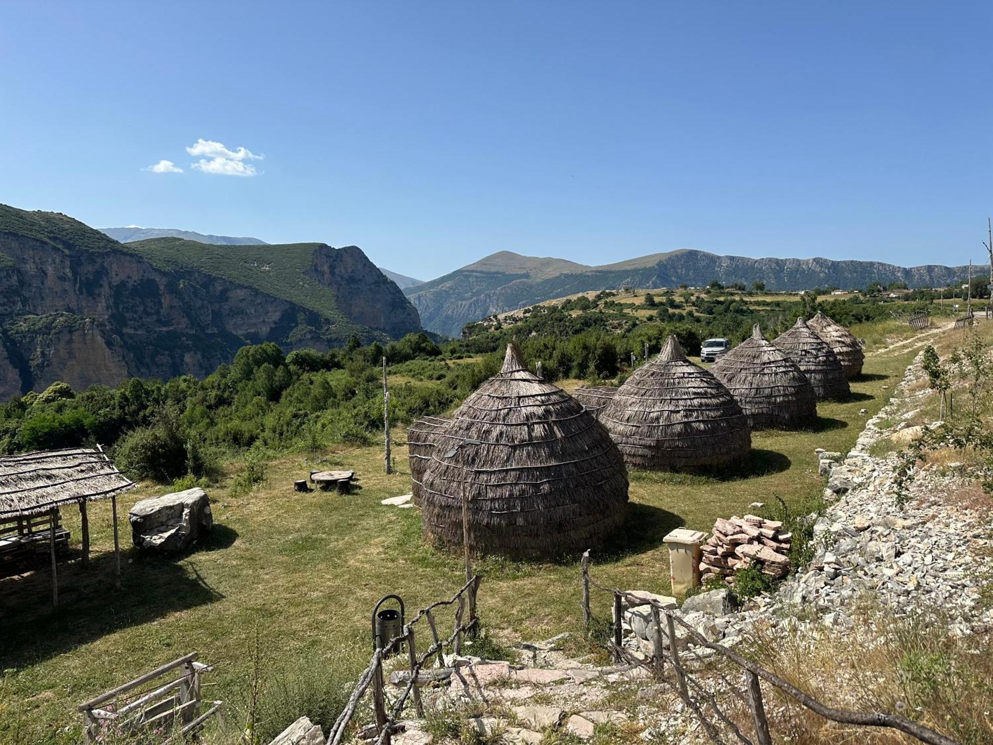 Hôtel Camping Lekdushi - Shehu à Tepelene Extérieur photo