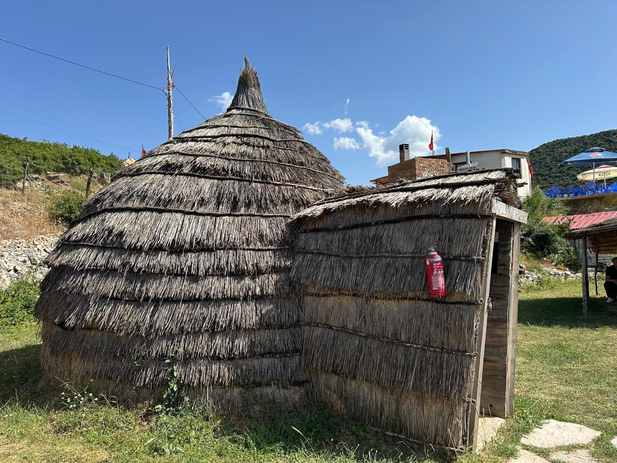 Hôtel Camping Lekdushi - Shehu à Tepelene Extérieur photo