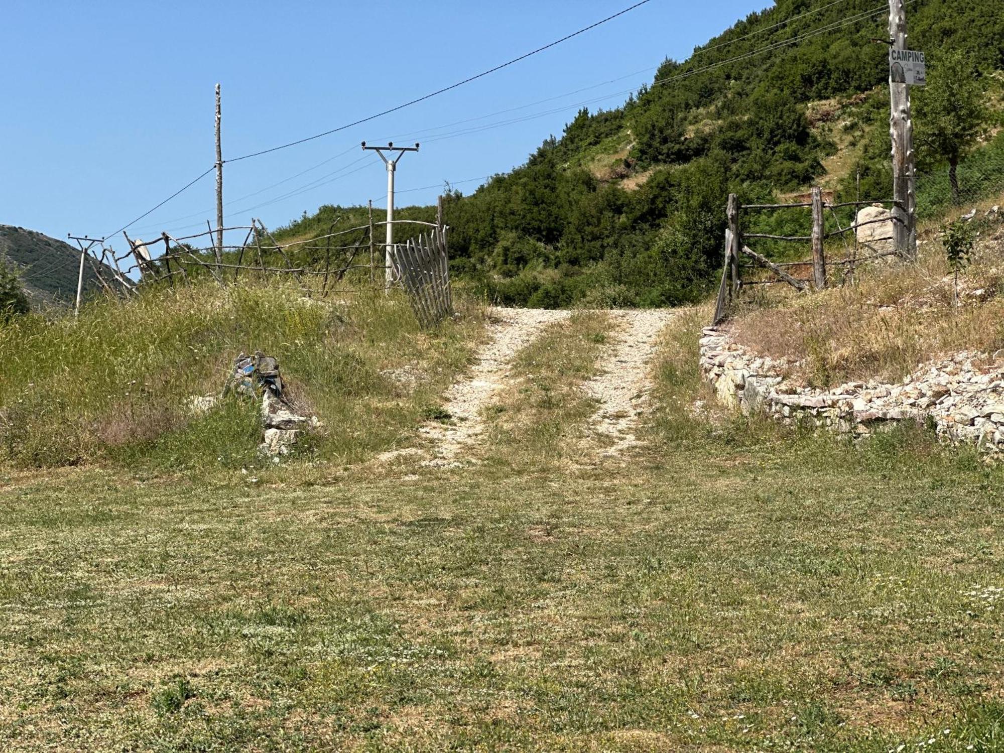 Hôtel Camping Lekdushi - Shehu à Tepelene Extérieur photo