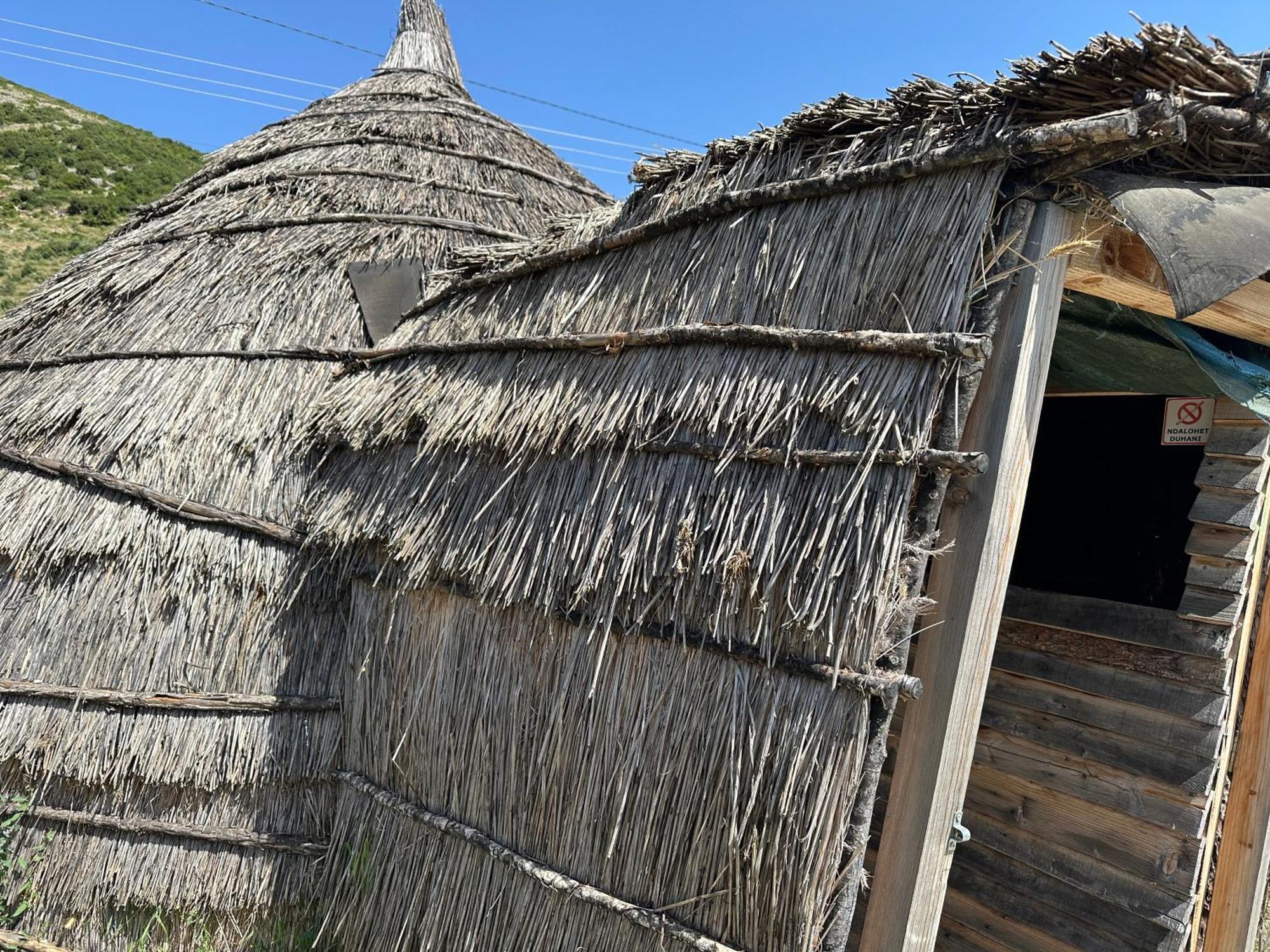 Hôtel Camping Lekdushi - Shehu à Tepelene Extérieur photo